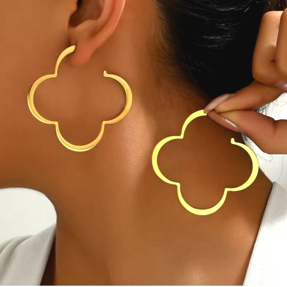 Clover 18k Gold Plated Hoop Earrings - Picture 4 of 4